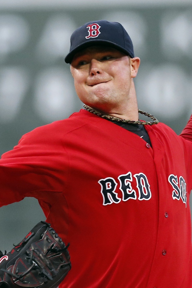 Джон Лестер бросает бейсбольный мяч