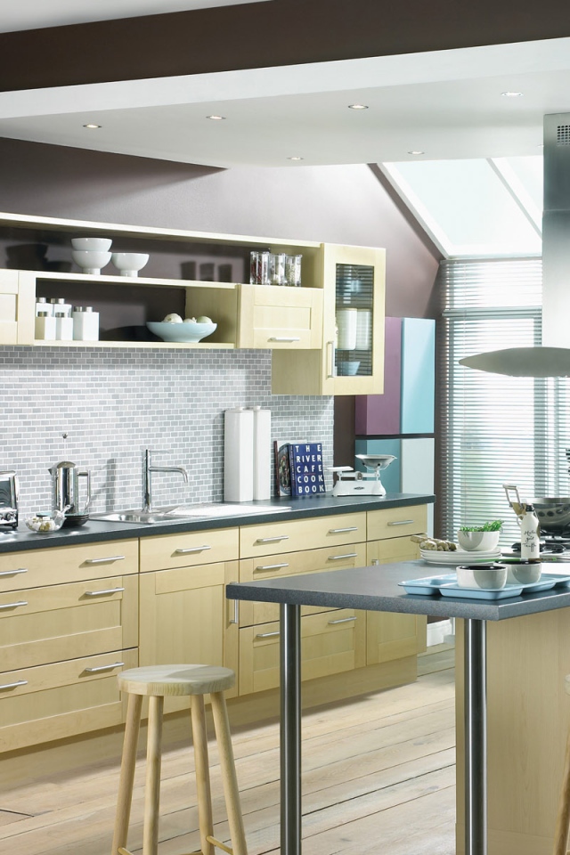 Кухня с большими окнами