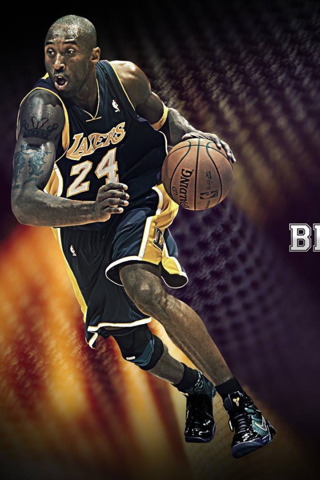 Коби Брайант идет в атаку