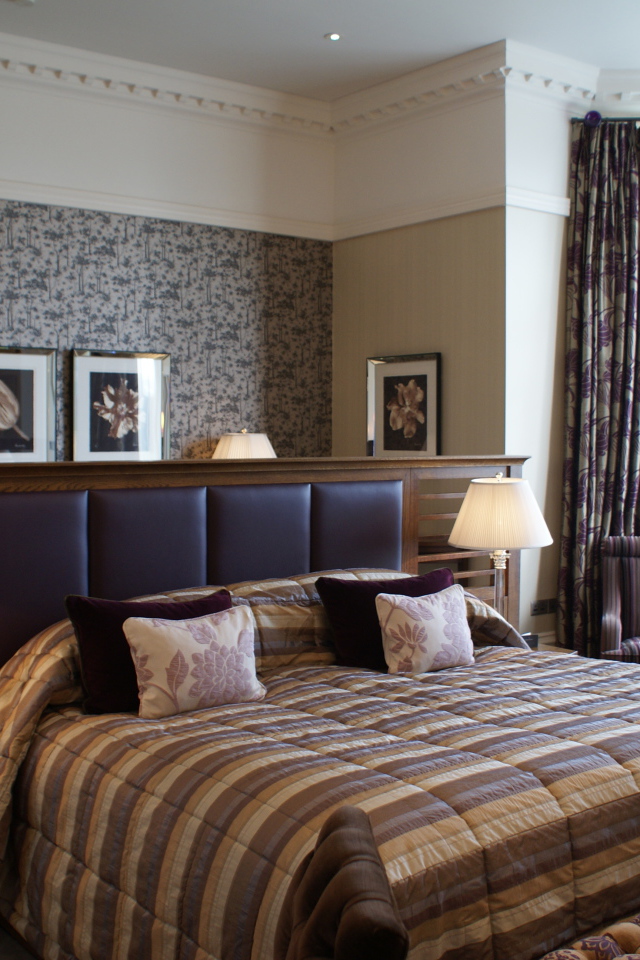 Большая кровать с кожаной спинкой