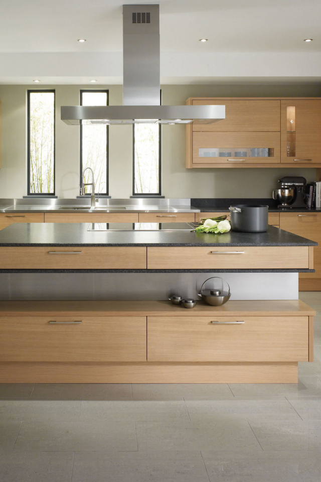 Просторная светлая кухня