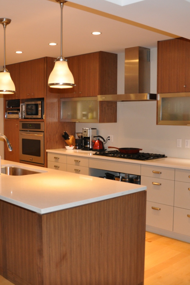 Большой холодильник на кухне