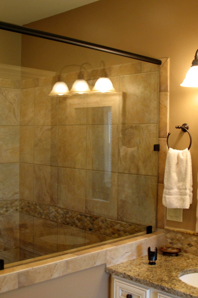 Просторная душевая кабина в ванной