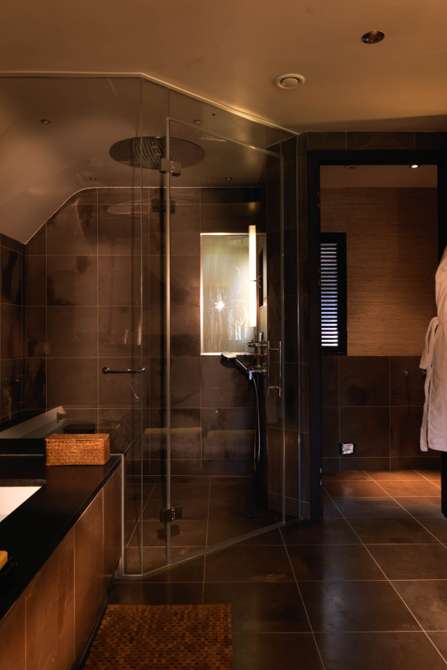 Большая душевая кабина в ванной комнате