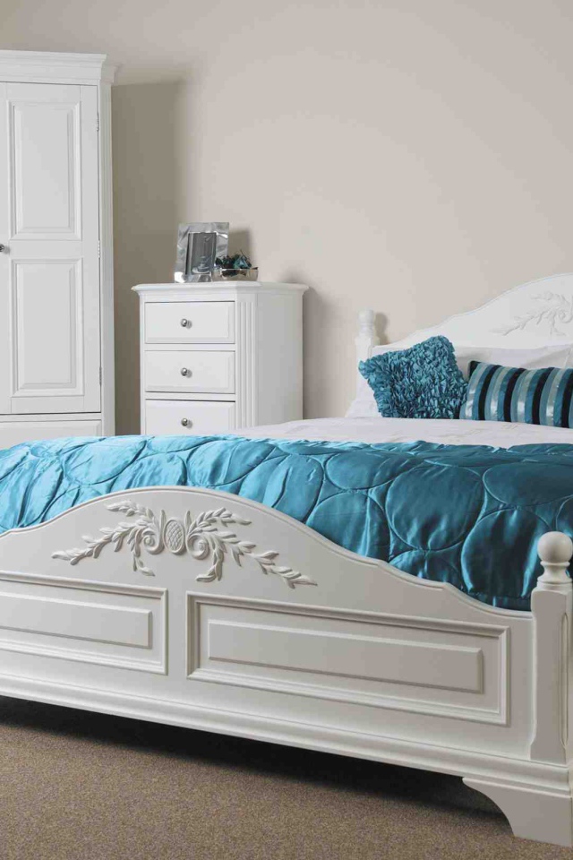 Большая белая кровать в спальне