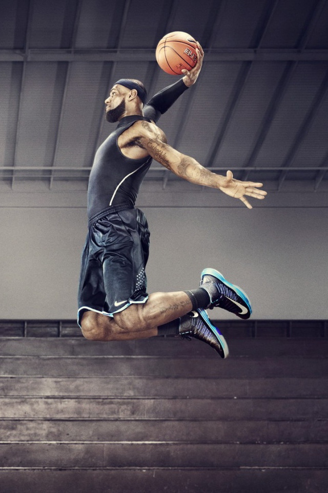 Леброн Джеймс играет в баскетбол