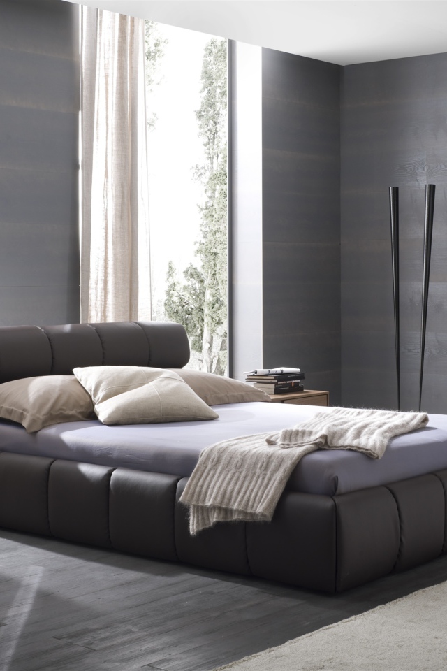 Кожаная кровать в спальне