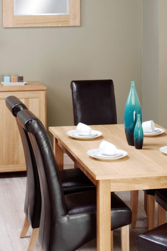 Кожаные стулья в столовой