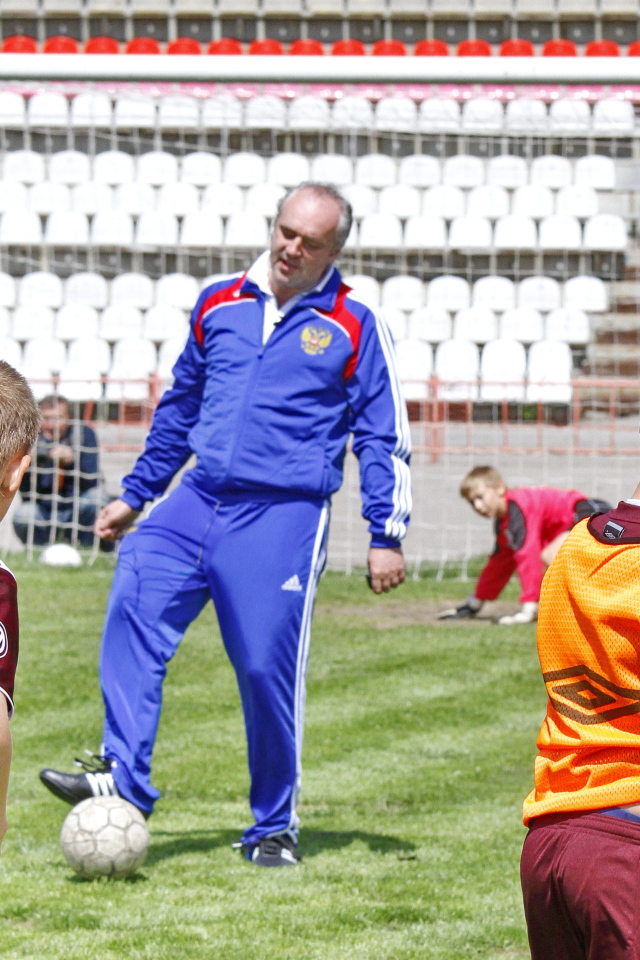 Легендарный вратарь Игорь Шалимов с юными футболистами