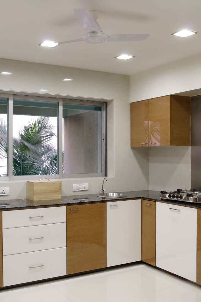 Светлая маленькая кухня