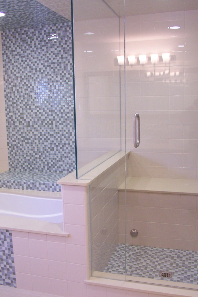 Нежно розовый кафель в ванной