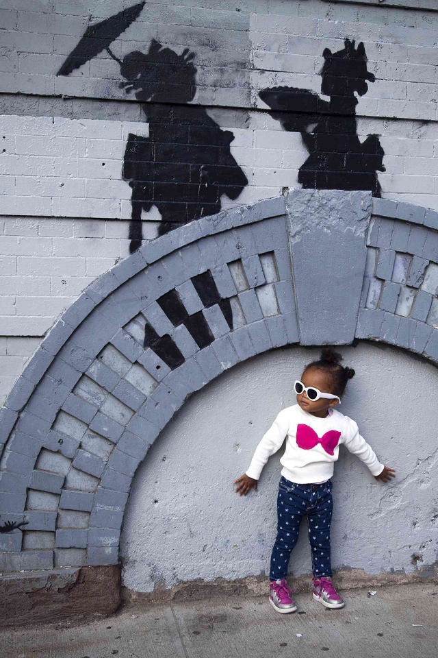 Маленькая девочка рядом с граффити