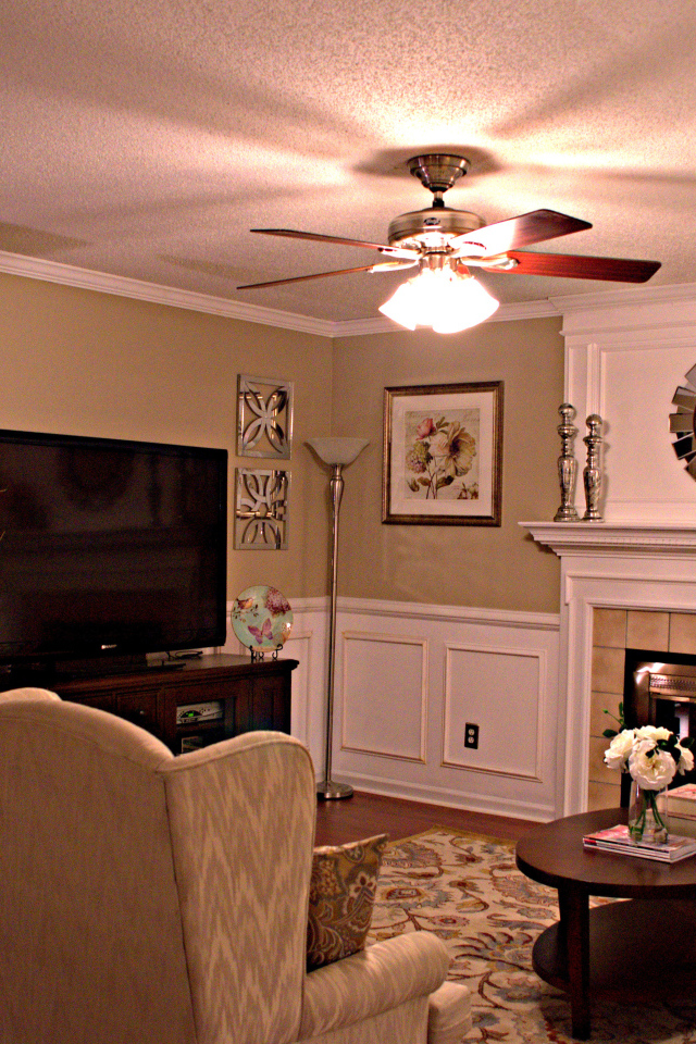 Гостиная с вентилятором на потолке