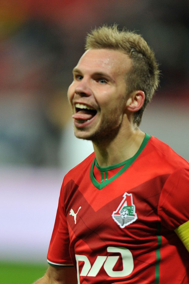 Защитник Локомотива Роман Шишкин на поле