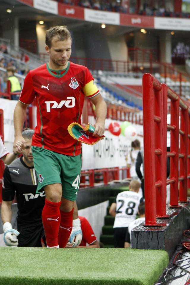 Защитник Локомотива Роман Шишкин выходит на поле