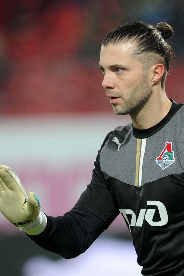 Вратарь Локомотива Илья Абаев на воротах