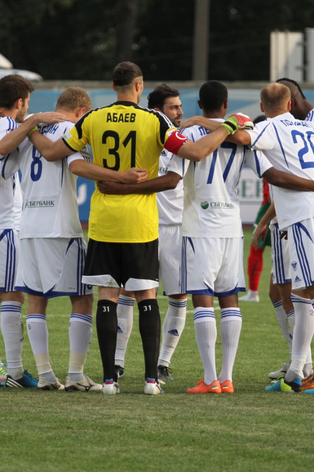 Вратарь Локомотива Илья Абаев с командой