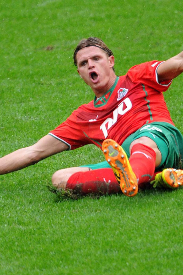 Дмитрий Тарасов полузащитник Локомотива на поле