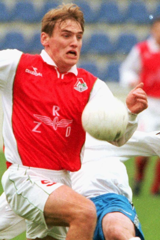 Игрок Локомотива Дмитрий Булыкин в атаке