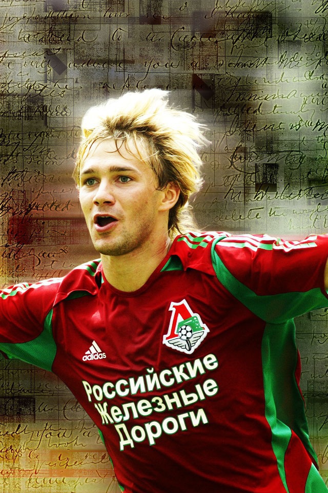 Дмитрий Сычев нападающий Локомотива на фоне писем
