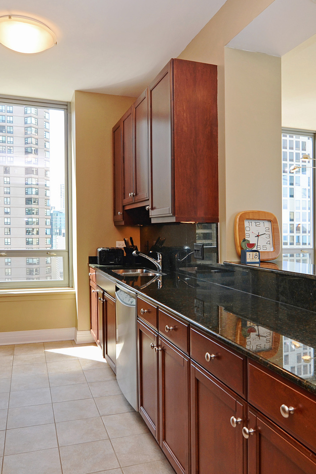 Длинная коричневая кухня