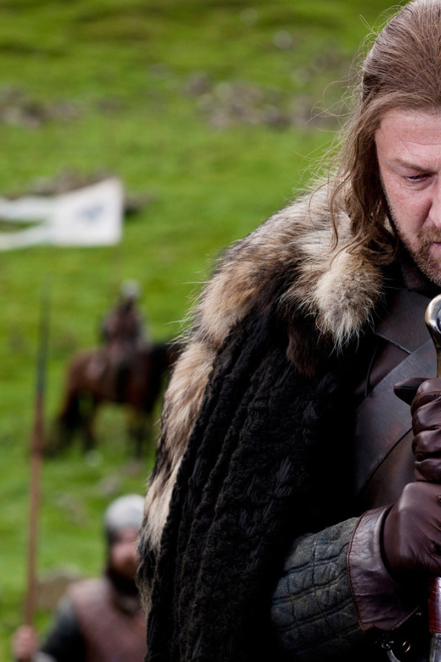 Лорд склонился на свой меч в сериале Игры престолов