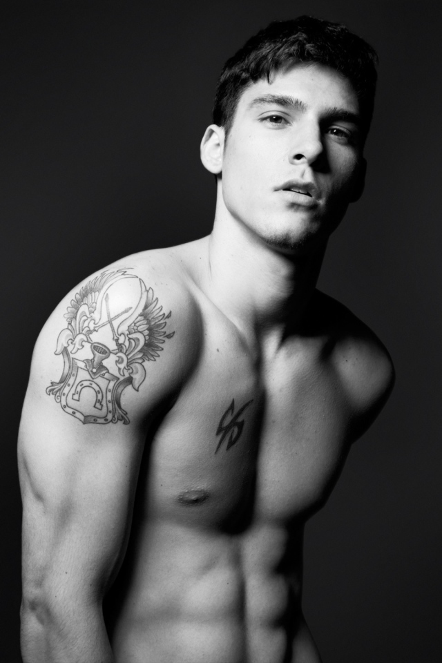 Мужчина с татуировками