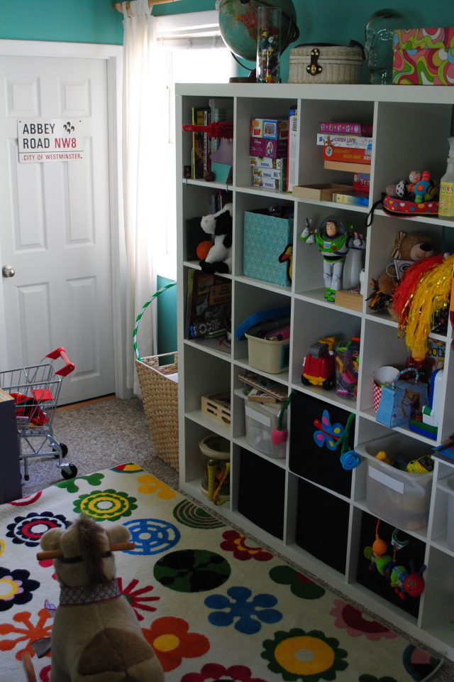 Много игрушек в детской комнате