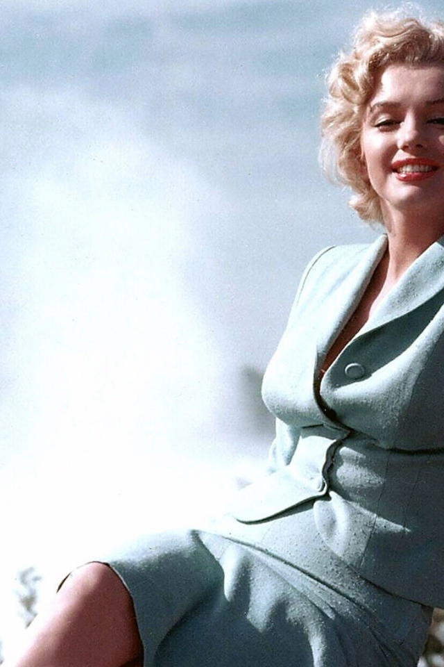 Мэрилин Монро в голубом костюме