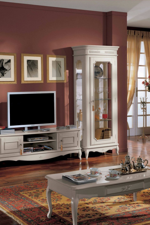 Бордовые стены в гостиной
