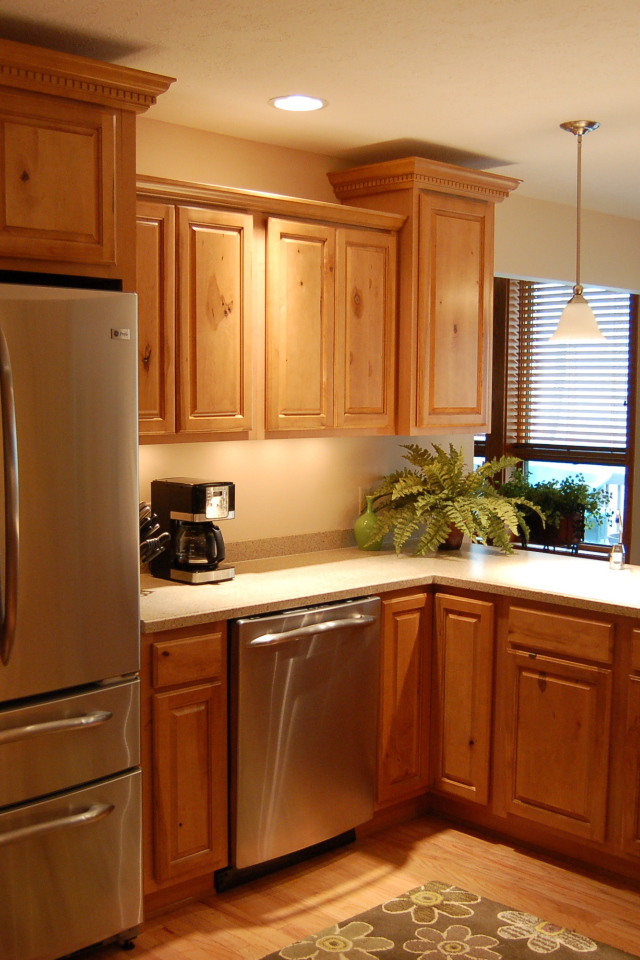 Металлический холодильник на кухне