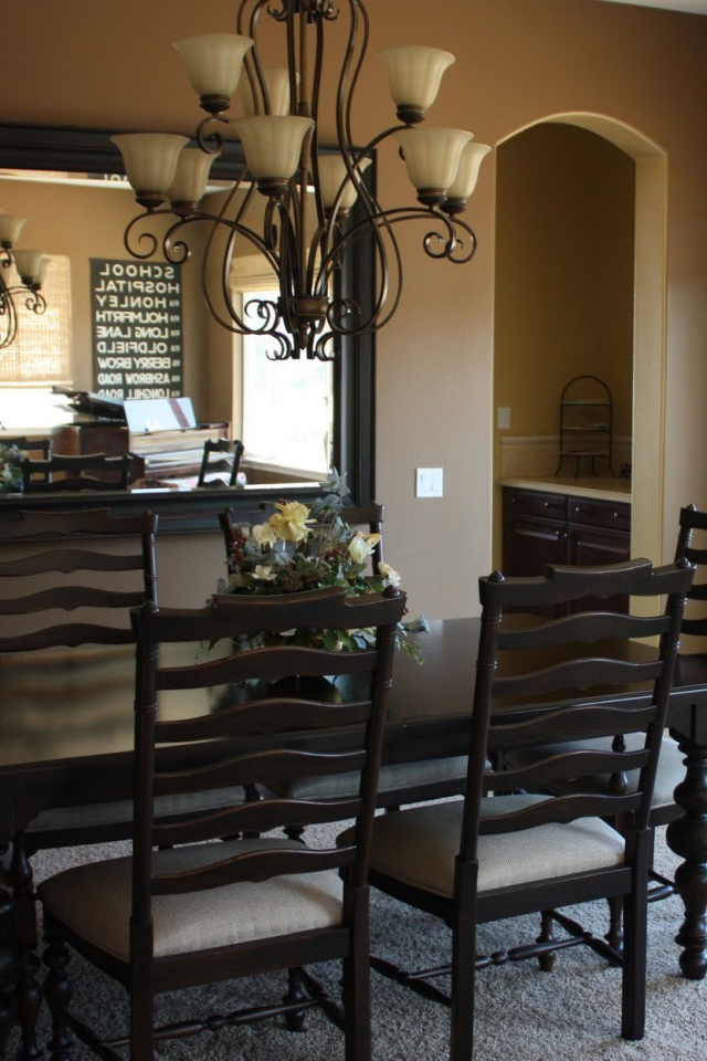 Зеркало на стене в столовой