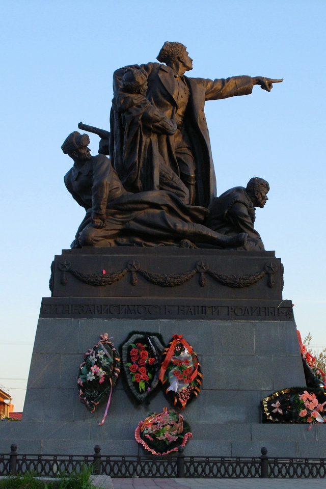 Памятник Ефремову М.Г. Днепропетровск