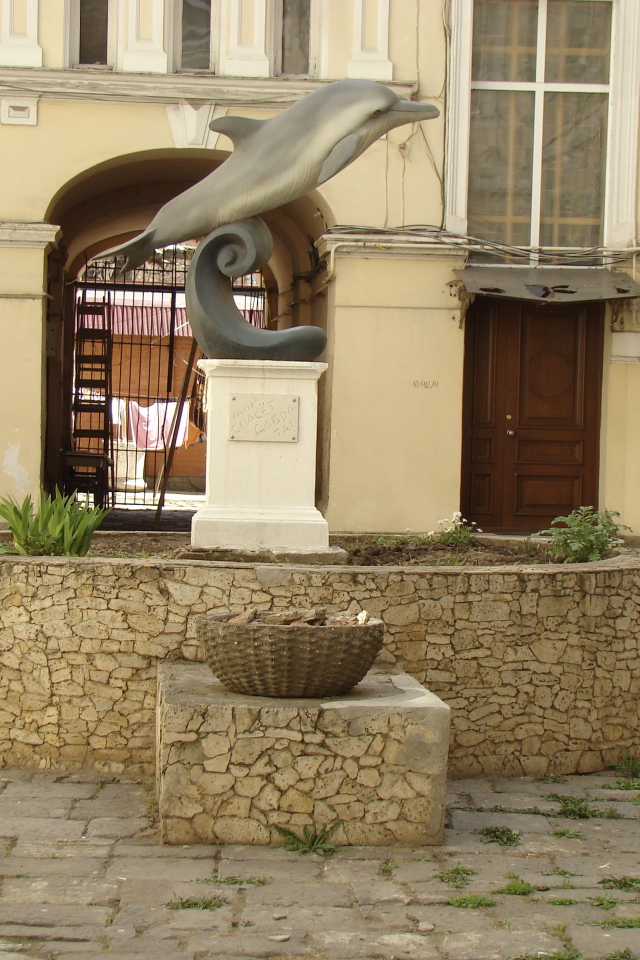 Памятник дельфину Одесса