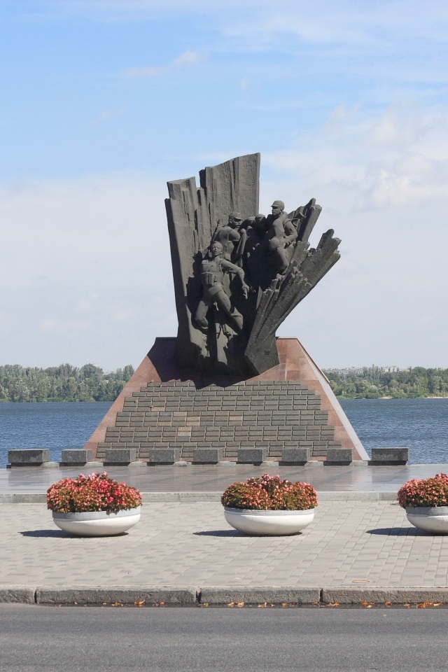 Памятник на набережной Днепропетровск