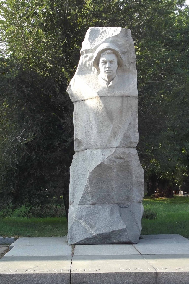 Памятник Александру Матросову Днепропетровск