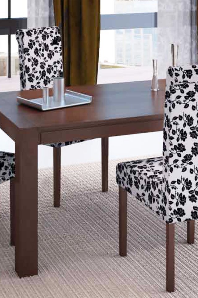 Пестрая мебель в столовой