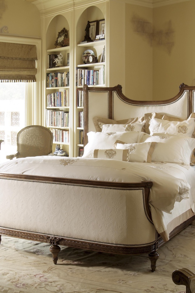 Аккуратная кровать в спальне