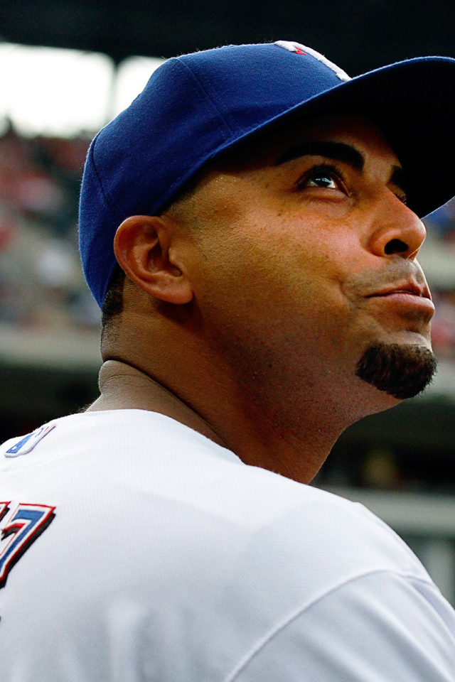 Нельсон Круз смотрит на поклонников бейсбола