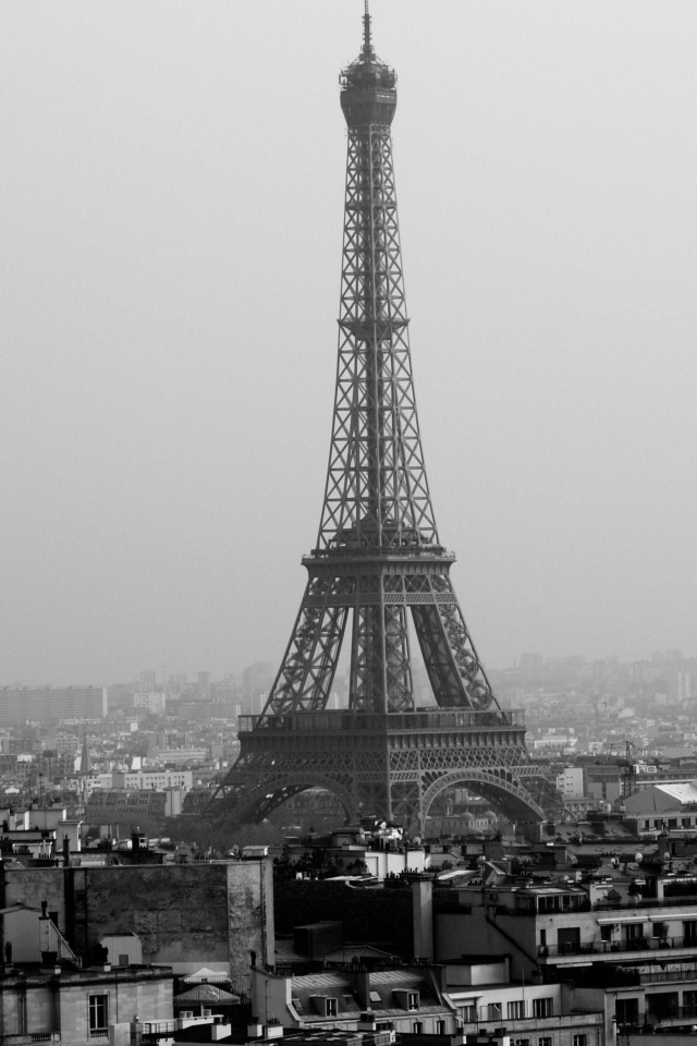 Старое, чёрно-белое фото Эйфелевой башни
