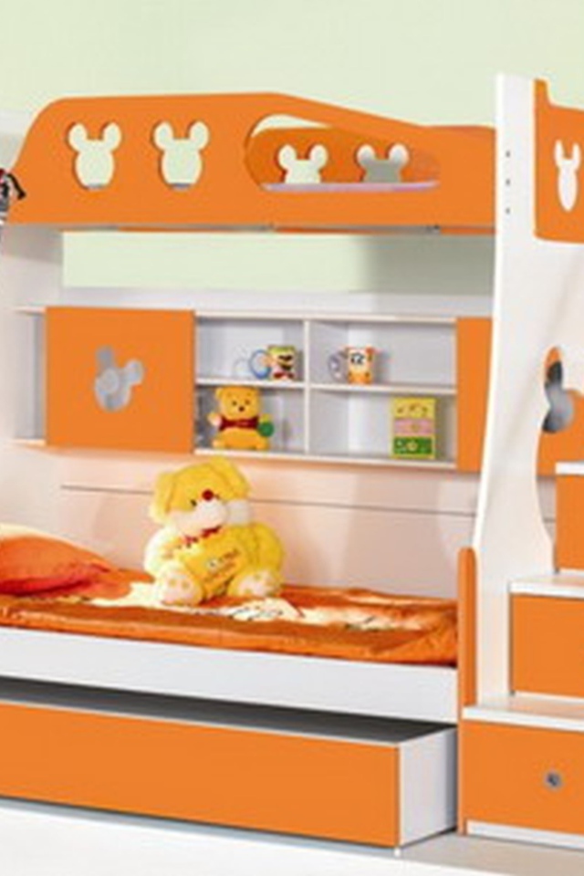 Оранжевая кровать в детской комнате