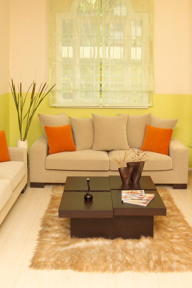 Оранжевые подушки в гостиной