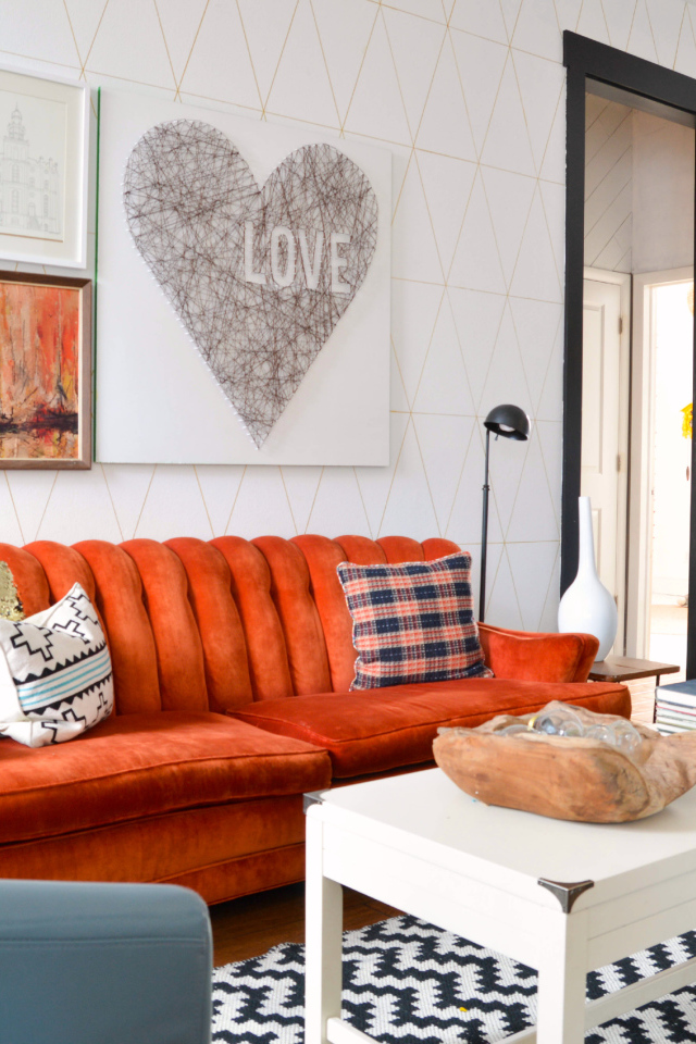 Оранжевый диван в гостиной