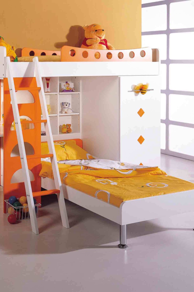 Оранжевая стена в детской комнате