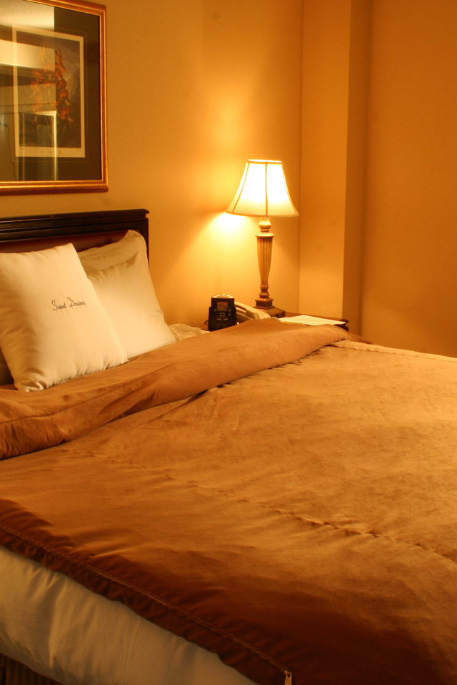 Оранжевые стены в спальне