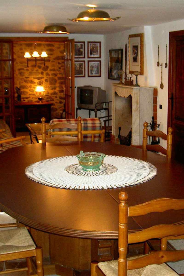 Овальный стол в столовой