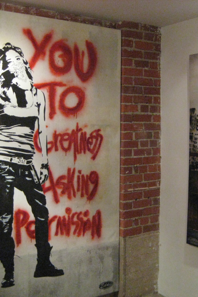 Нарисованная девушка в полный рост