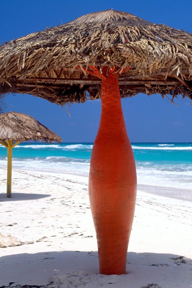 Пляжные зонтики на курорте Кайо Ларго, Куба