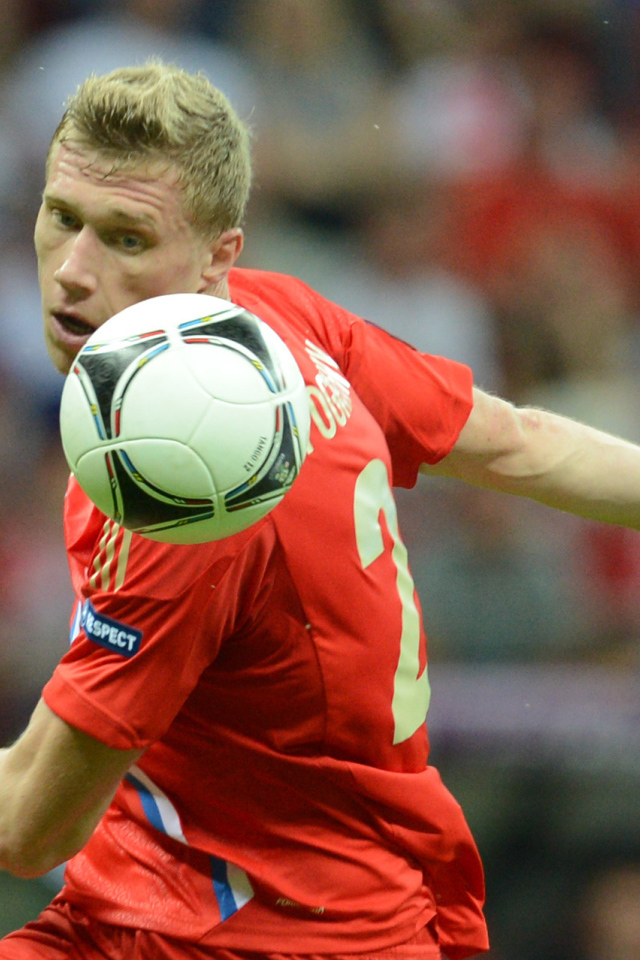 Павел Погребняк игрок сборной России отбивает мяч