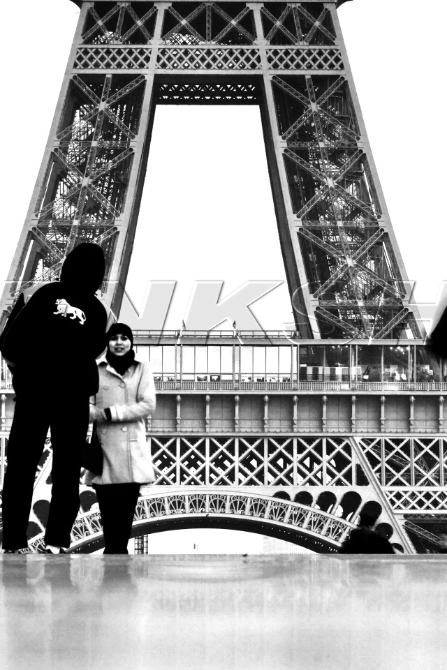 Люди на фоне Эйфелевой башни, чёрно-белое фото